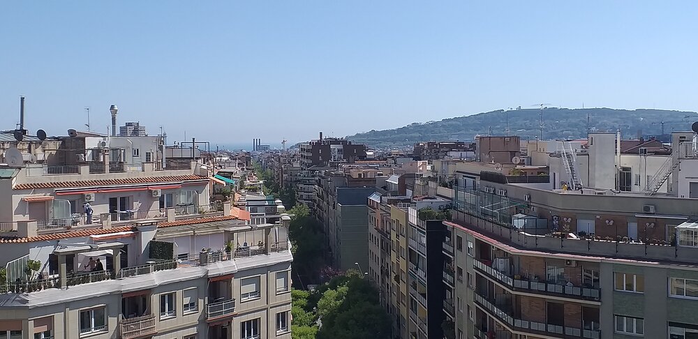  Figura 2. Skyline desde el terrado de Villarroel. Barcelona, 2020. Fotografía de Maria Rubert. 