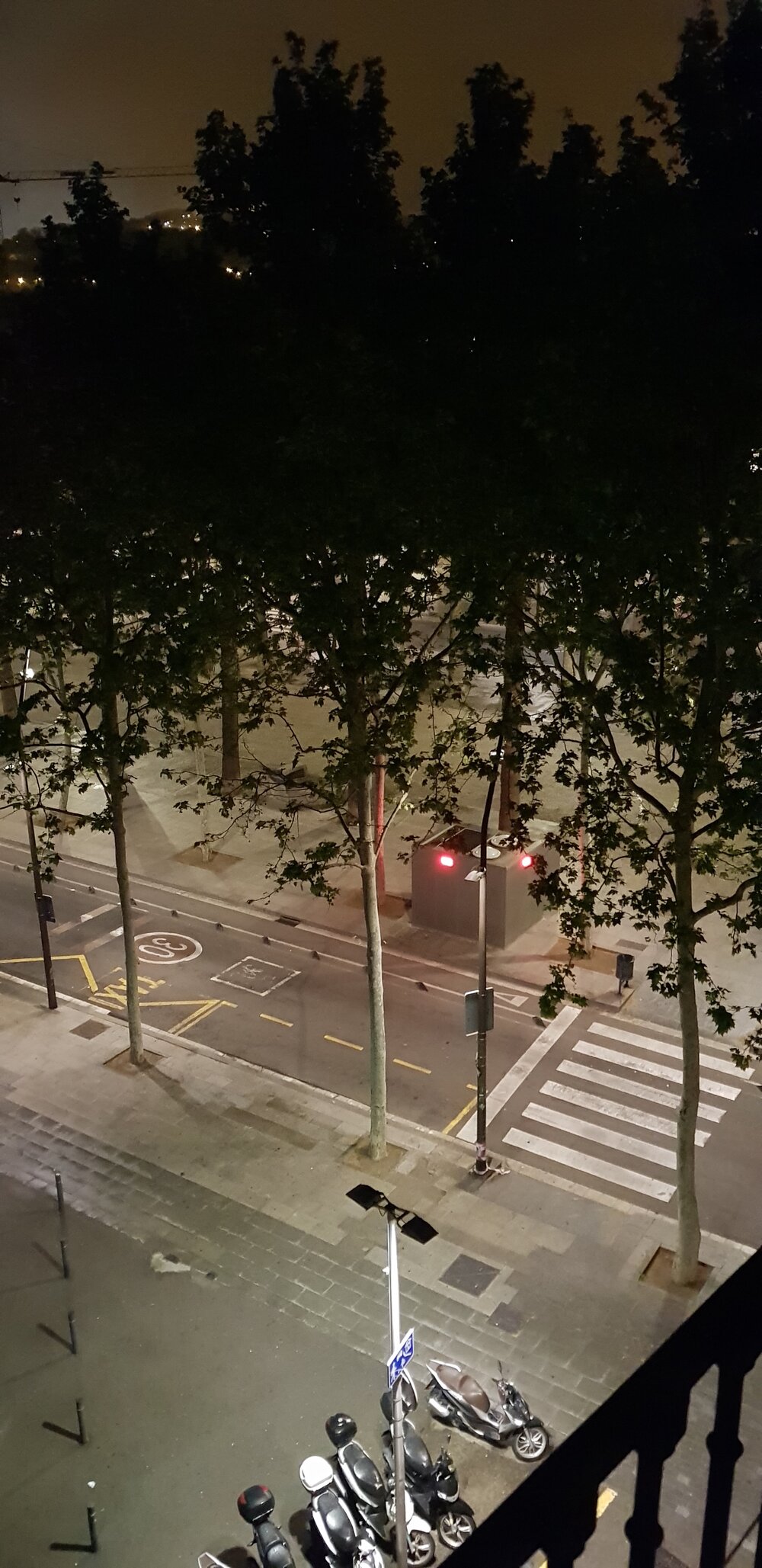  Figura 7. Rambla Raval, por la noche. Barcelona, 2020. Fotografía de Alex Giménez. Usado con permiso.  