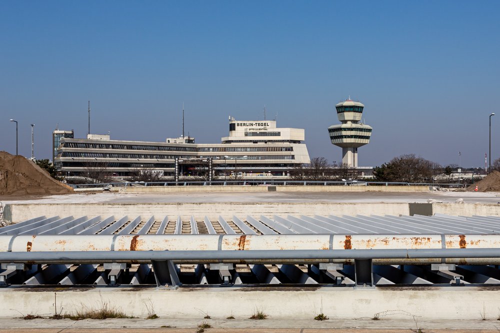  Abbildung 1. Berlin-Tegel, Berlin, Deutschland, März 2022. Fotografiert von Mireille van der Moga.  Seit 1948 wurde Berlin-Tegel als Flughafen weit innerhalb der Stadtgrenzen im nördlichen Teil der Stadt betrieben. Im November 2020 wurde Tegel still