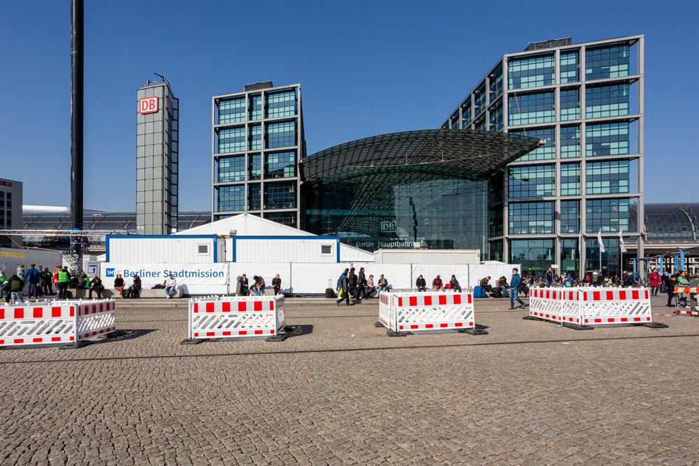  Abbildung 6. Berlin-Hauptbahnhof (Hbf), Berlin, Deutschland, März 2022. Foto von Mireille van der Moga.  Blick auf das Willkommenszelt, das auf dem Washington-Platz vor dem Hauptbahnhof in Berlin aufgebaut ist.  