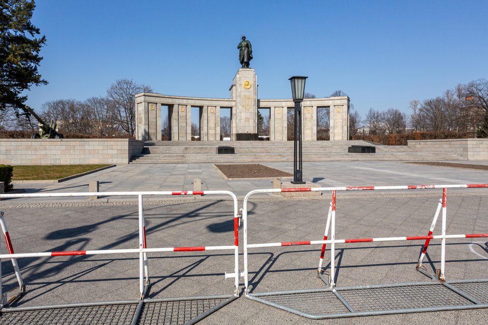  Abbildung 7. Sowjetisches Ehrenmal, Berlin, Deutschland, März 2022. Foto von Mireille van der Moga.  Dieses sowjetische Ehrenmal auf der Straße des 17. Juni ist eines von mehreren Denkmälern, die von den Sowjets zu Ehren der im Zweiten Weltkrieg gef
