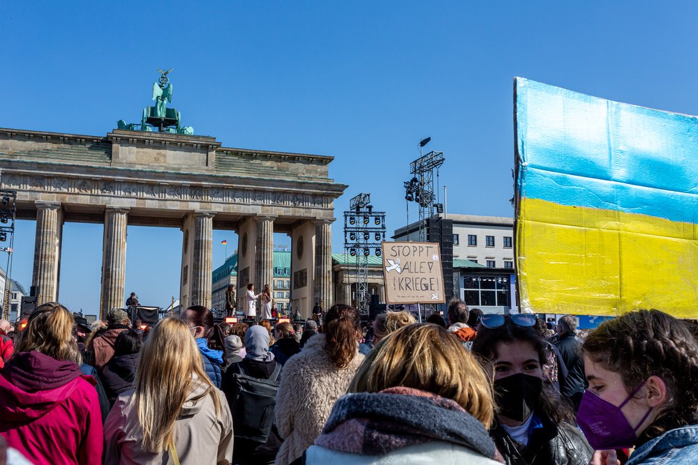 Abbildung 10. Kundgebung am Brandenburger Tor, Berlin, Deutschland, März 2022. Foto von Mireille van der Moga. 