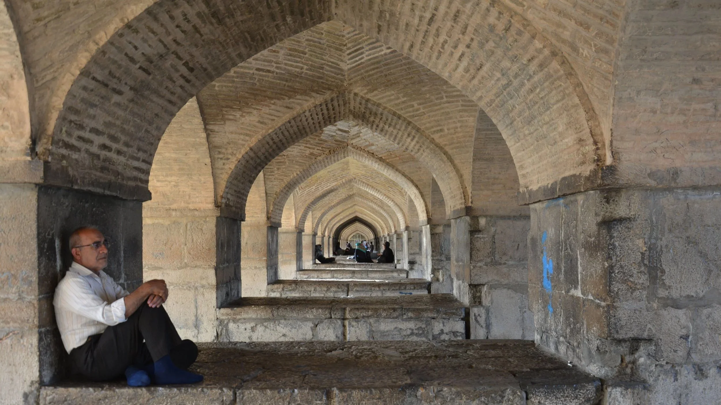 سیاست و شاعرانگی زیرساخت ، در زیر آتش