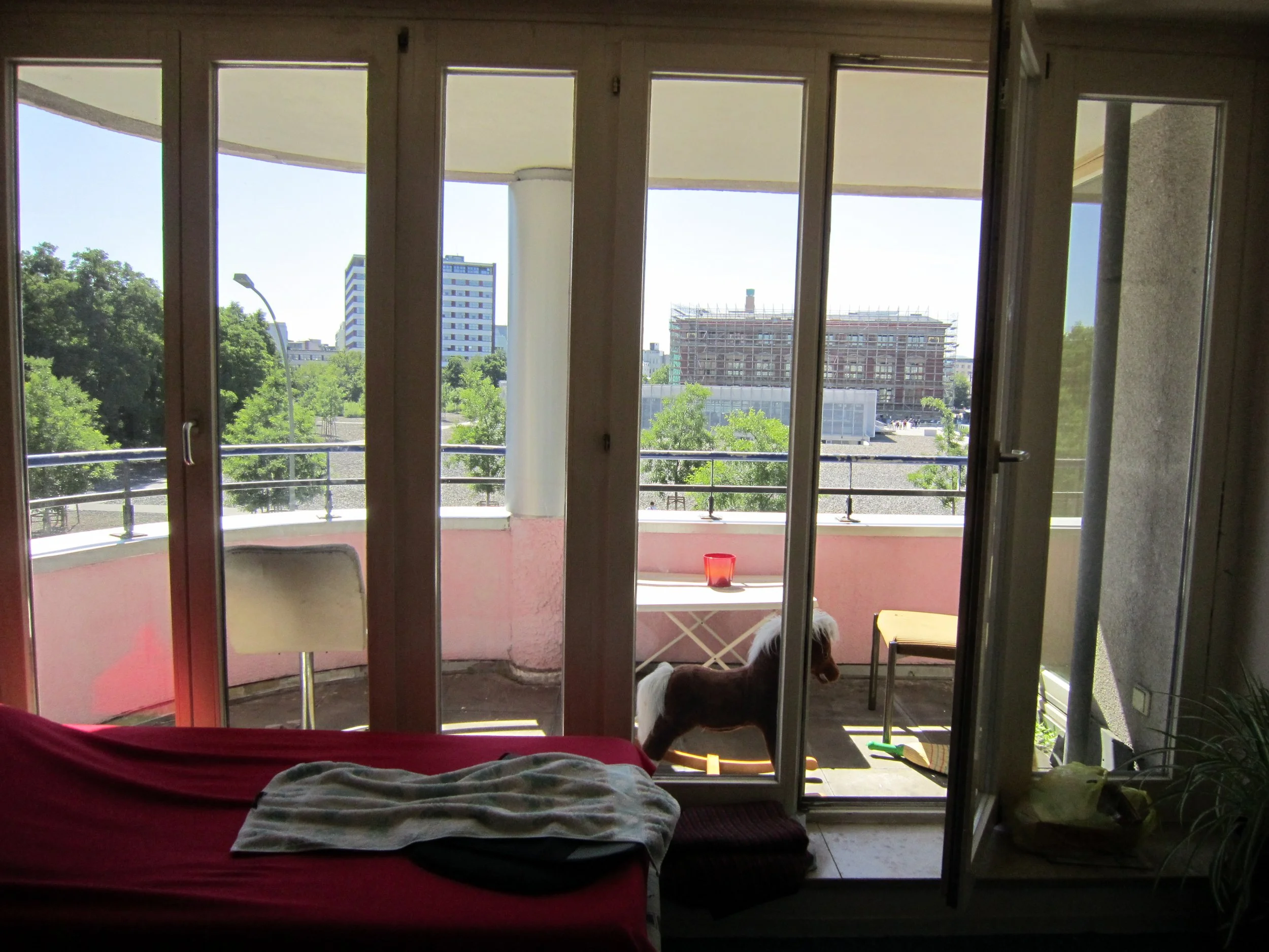  Figure 5: View of NY’s apartment overlooking the Topography of Terror Museum in Bohigas- Mackay-Martorell’s building in Block 4, photographed by Esra Akcan, Berlin, 2011. 