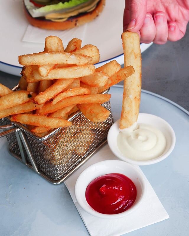 Lunch isn&rsquo;t complete without a side of fries, am I right? 💁🏻&zwj;♀️ #townandcountrybalwyn &bull;
&bull;
&bull;
&bull;
&bull;
&bull;
#melbournefoodblogger #melbournecafes #balwyncafe #deepdenecafe #melbournefoodscene #balwyn #deepdene #brunchm
