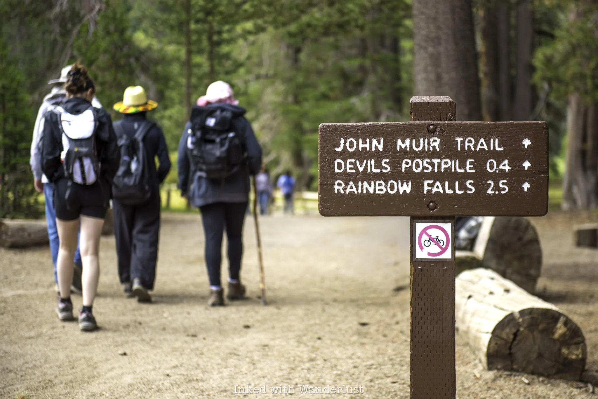 Hikers starting on the trailhead to Devils Postpile and Rainbow Falls.