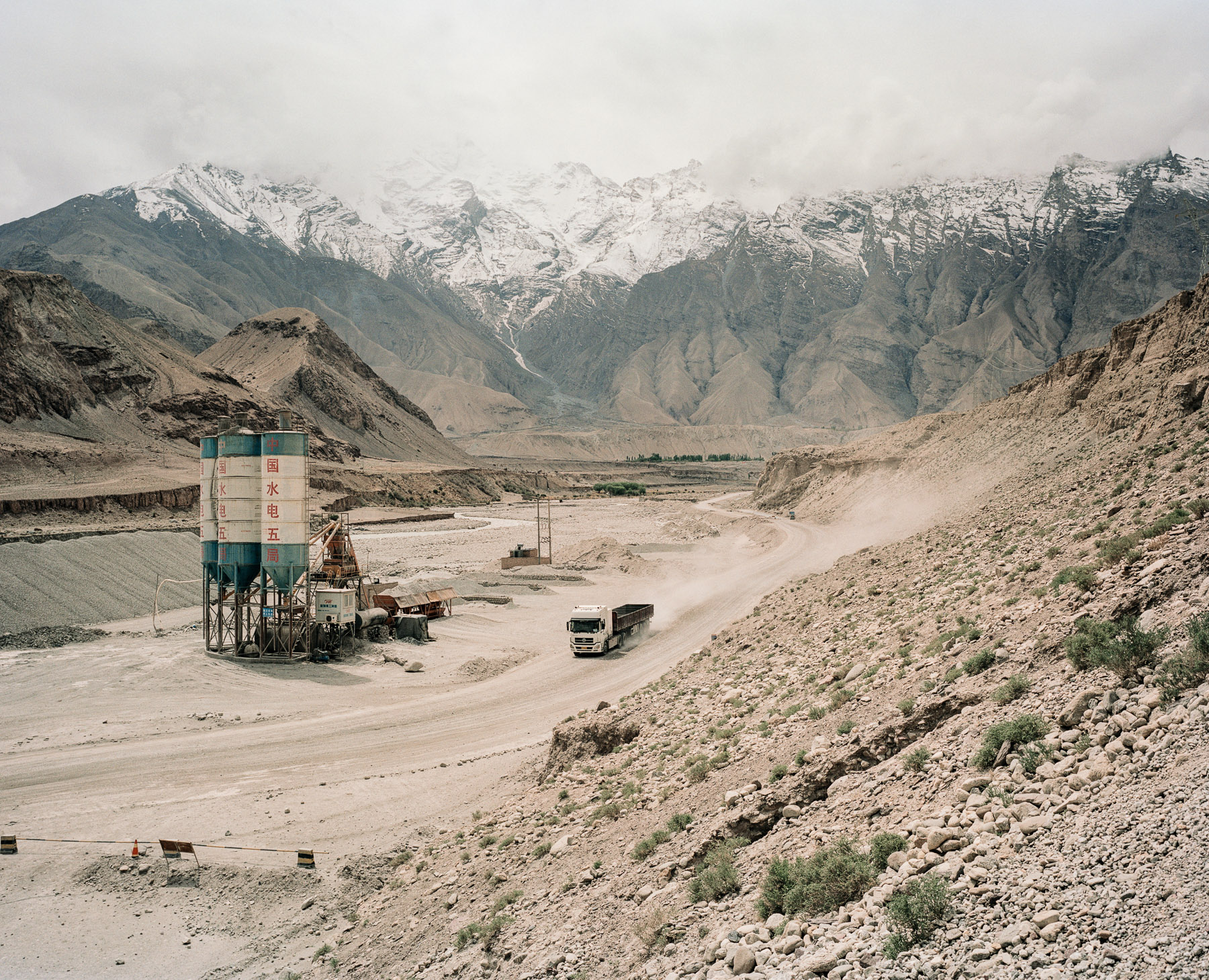  May 2016. Xinjiang province, China. View of road G314 in China, aka the Karakoram highway, the road linking the western Chinese province of Xinjiang with Pakistan through the Pamir mountains.  