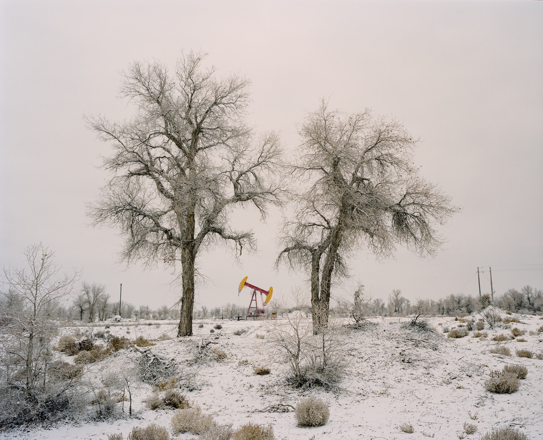  November 2016. Xinjiang province, China. Oil derrick at the Norther border of the Taklamakan desert in Luntai county in Xinjiang in between Korla and Kuqa, north of the Taklamakan desert. Luntai is a county in the Xinjiang Uyghur Autonomous Region a