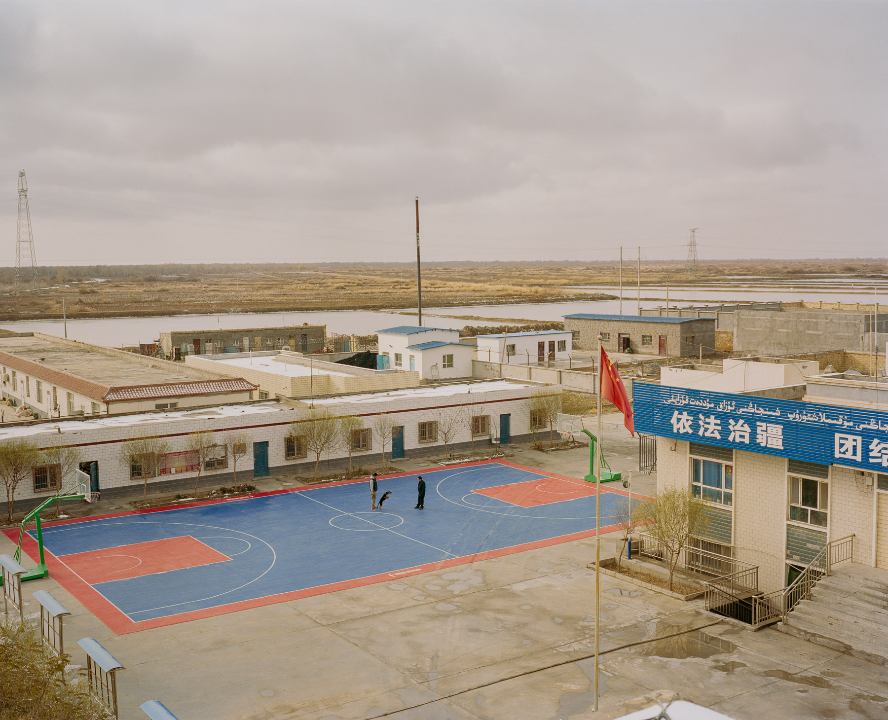  December 2016. Xinjiang province, China. View of a police station and police officers training a police dog in Qiemo county in the south of Xinjiang province, just south of tyhe Taklamakan desert, on the southern silk road route.  