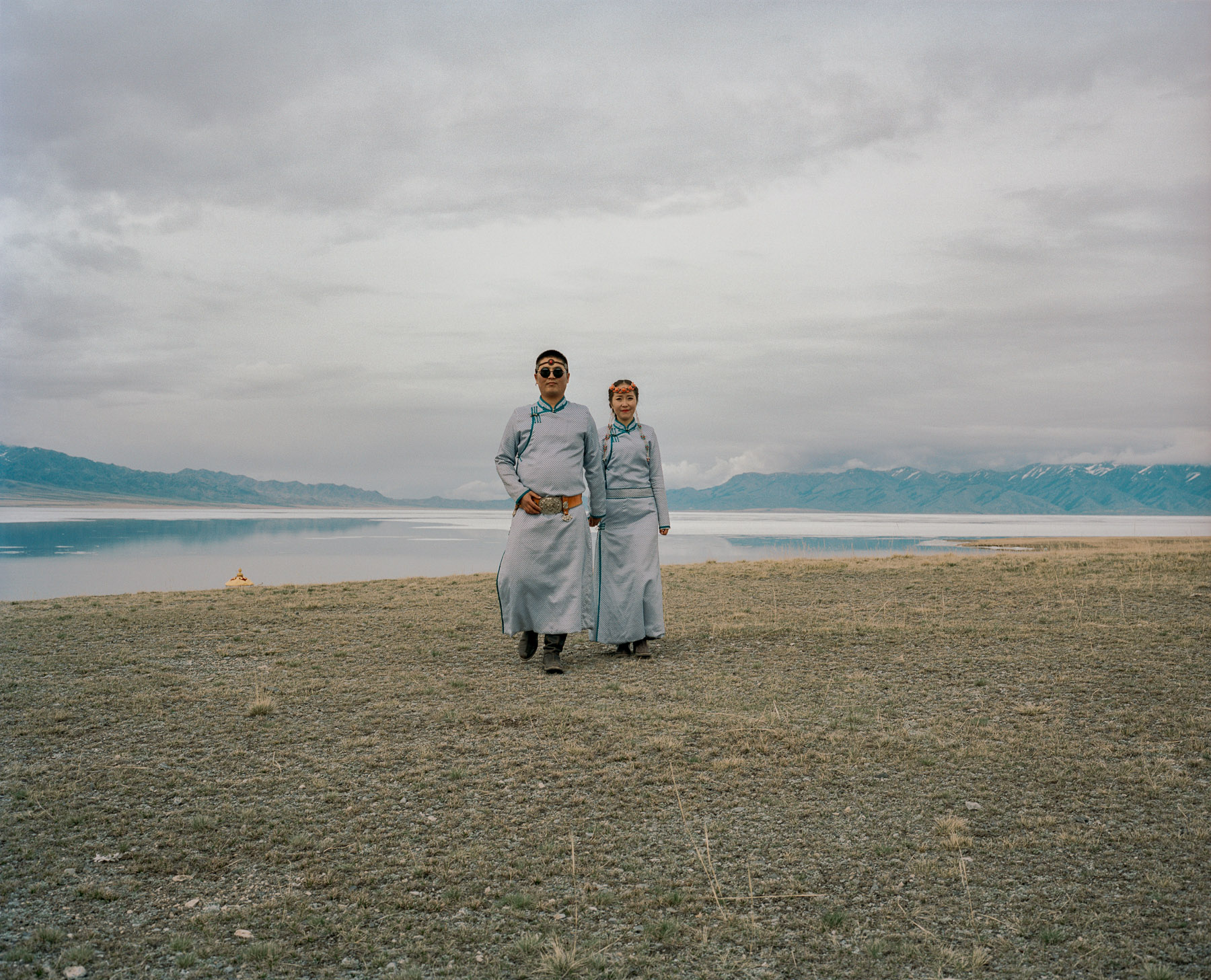  May 2017. Xinjiang province, China. A Chinese official of the Mongol minority taking wedding pictures near Sayram lake in the North-western part of the Chinese province of Xinjiang. View of Sayram lake in the North-western part of Xinjiang province 