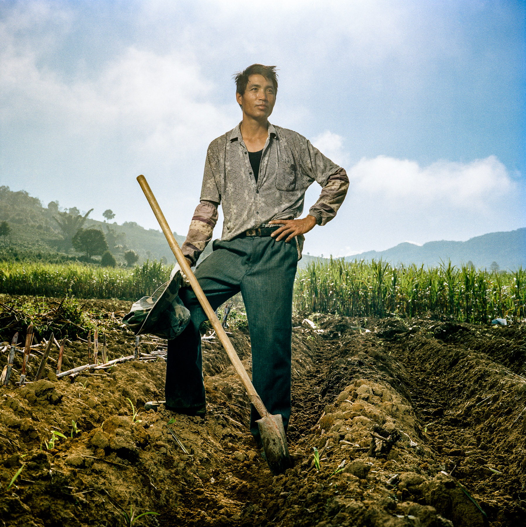  China, Yunnan province. Southern region of Xishuangbanna. Yan Pa (Chinese name) is a 43-year old farmer of the Dai minority. He was harvesting sugar canes near Mang Bang Lake when I photographed him. The Dai minority is the wealthiest minority in th