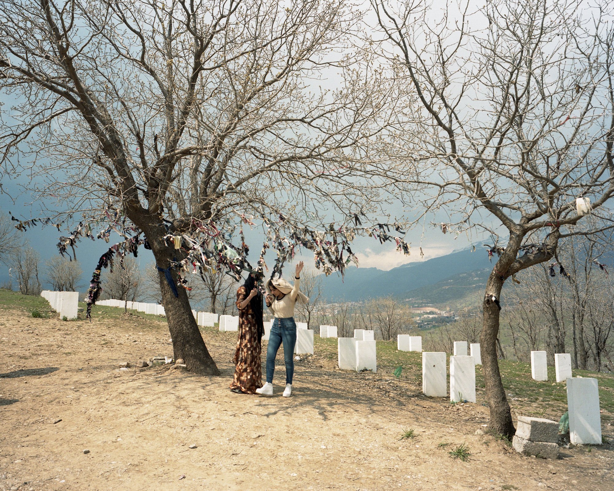  Kurdish girls making a wish at the Barzani Genocide monument. An estimated 8000 men of the Barzani tribe were killed bij de Baaath regime in 1983. Barzan, Iraq. 