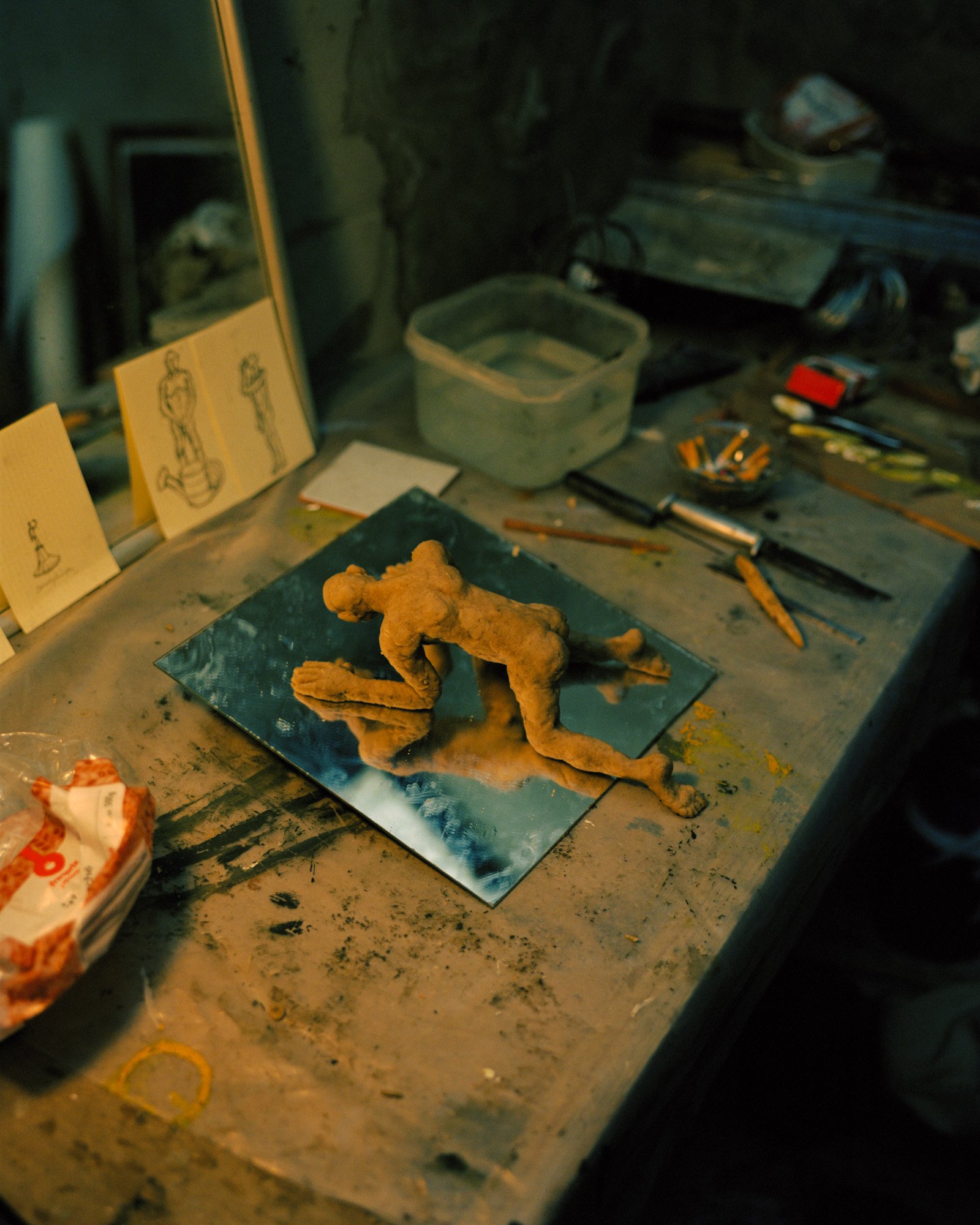  10 novembre 2022. Aubervilliers, France. Une sculpture de l’artiste russe Andrey Kuzkin dans son atelier improvisé dans la maison qu’il occupe à Aubervilliers. La maison qu’il occupe lui a été prêté temporairement par le commissaire d’exposition et 