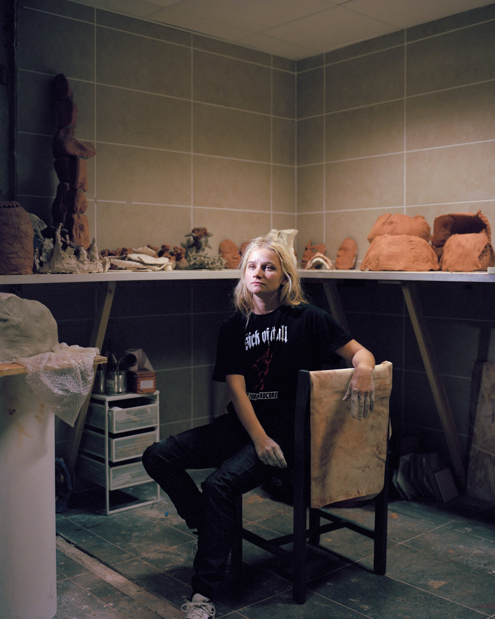  31 octobre 2022. Paris, France. Alina Izmailova, artiste et étudiante russe originaire d’Oufa (30), pose dans un des ateliers de sculpture de l’Atelier des Artistes en Exil. Etudiante à l’école d’art Rodchenko à Moscou, elle arrive en février 2022 à