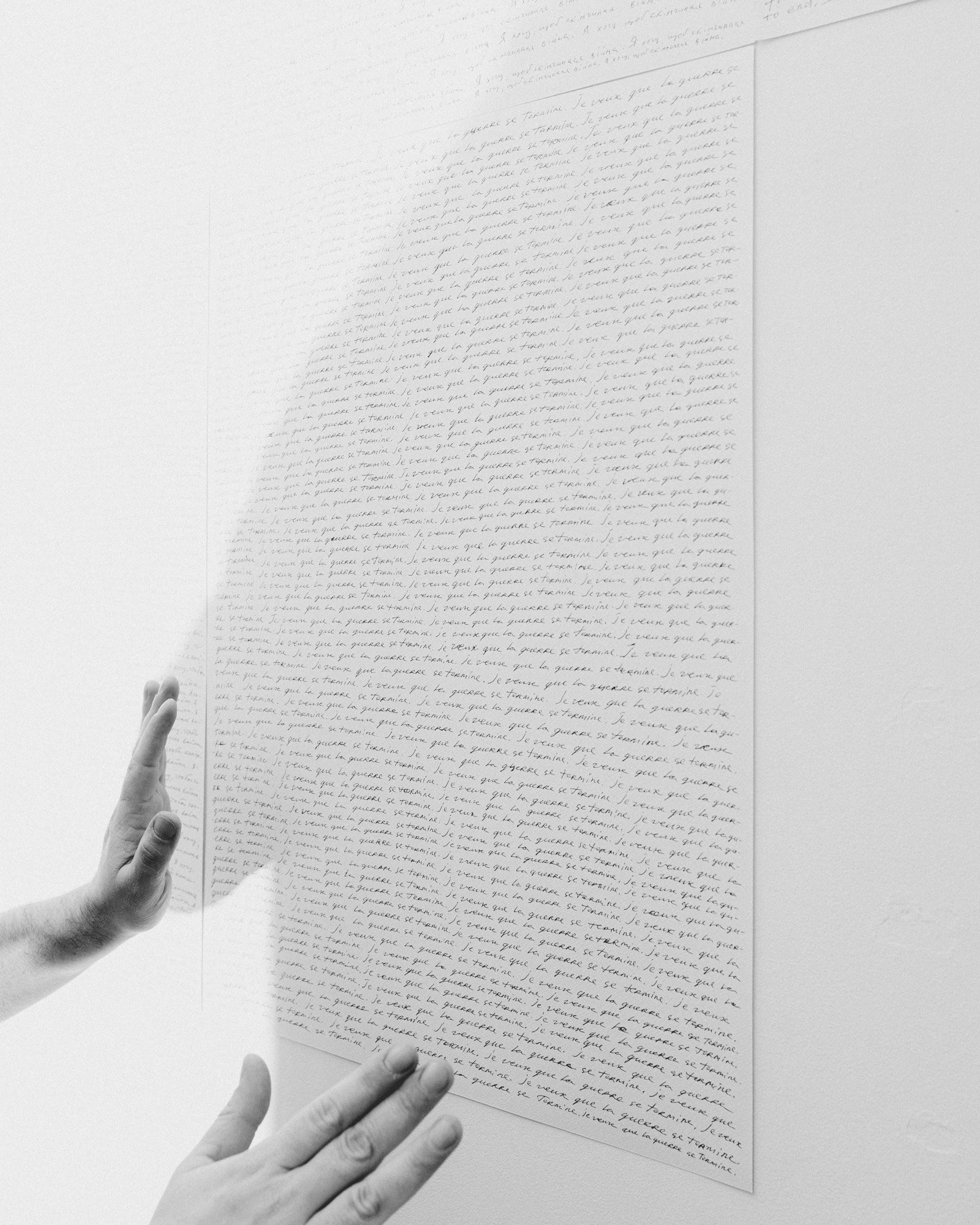  17 janvier 2023. Paris, France. L’artiste russe Andrey Kuzkin prépare son exposition à la galerie Hus dans le quartier de Montmartre. 
