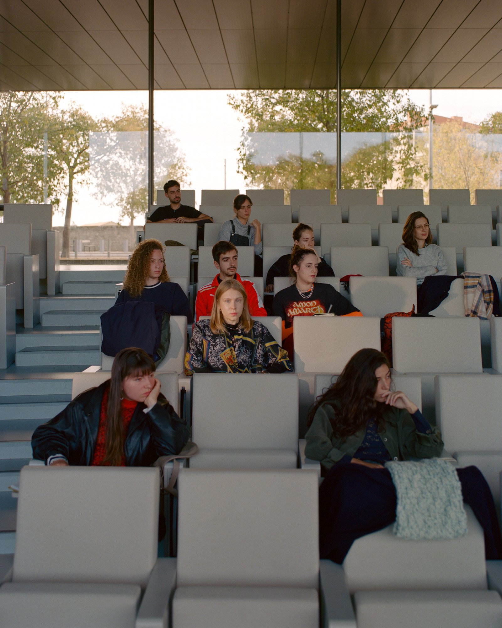  18 novembre 2022. Arles, France. Arina Starykh en cours dans l’amphithéâtre principal de l’Ecole Nationale Supérieure de la Photographie à Arles (ENSP). Arina a fait sa rentrée à l’ENSP en septembre 2022. Née en 1997 et diplômée en journalisme d'une