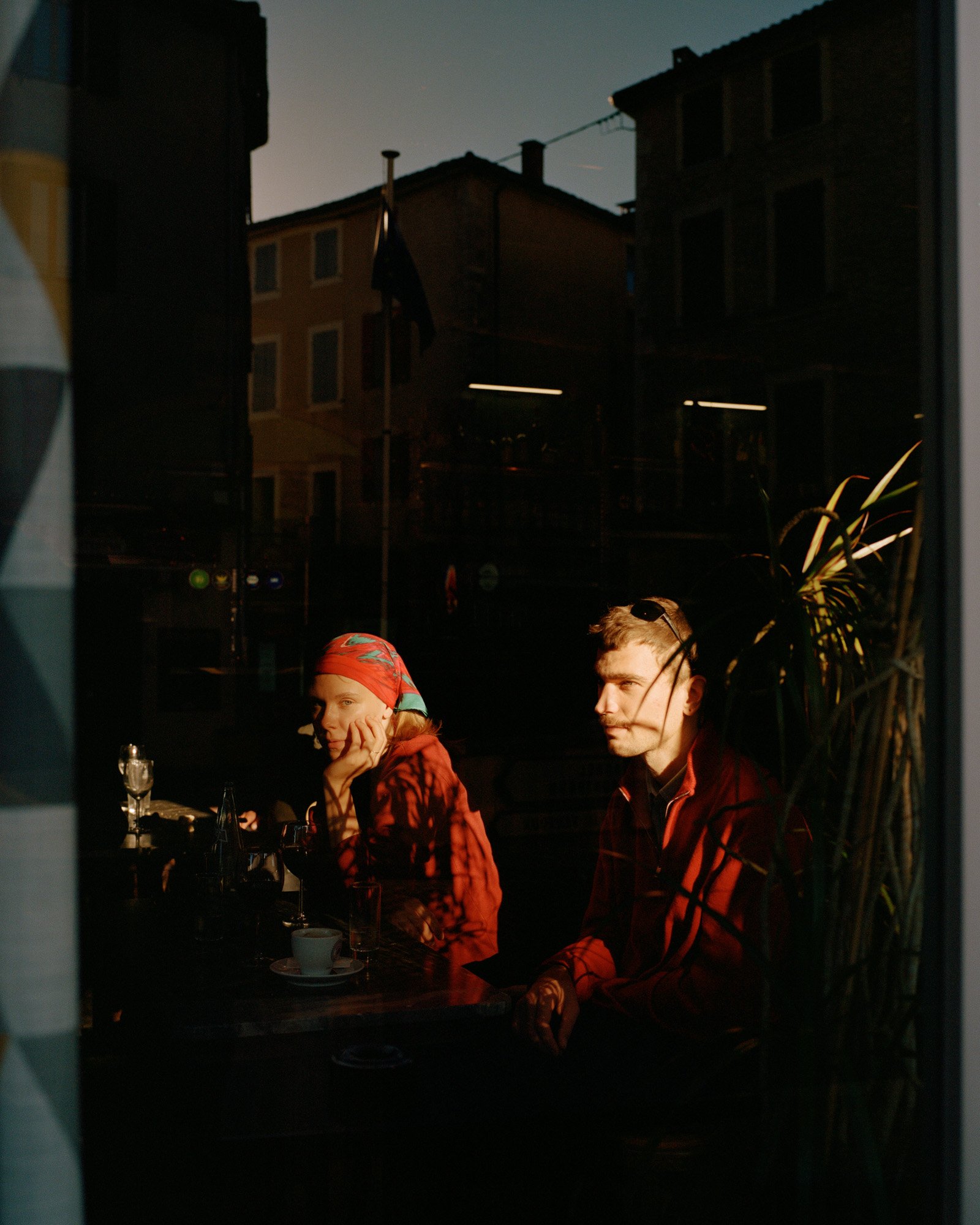  20 novembre 2022. Sault, France. Arina Starykh, étudiante russe à l’ENSP, et Mark Pogodin, étudiant ukrainien de la même école, dans un café de Sault. 