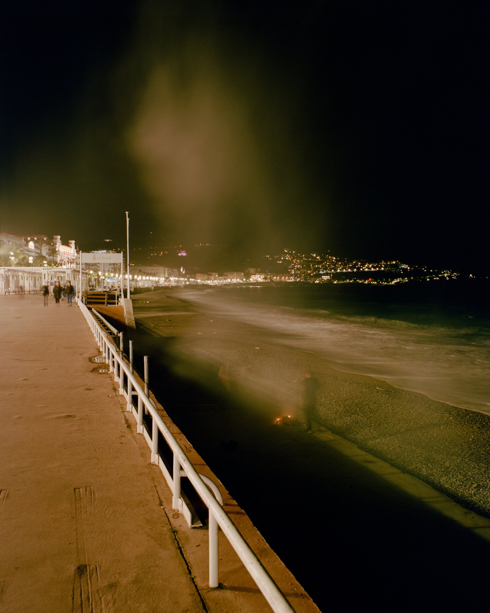  22 novembre 2022. Nice, France. Jeunes faisant un feu sur la plage devant la promenade des anglais 