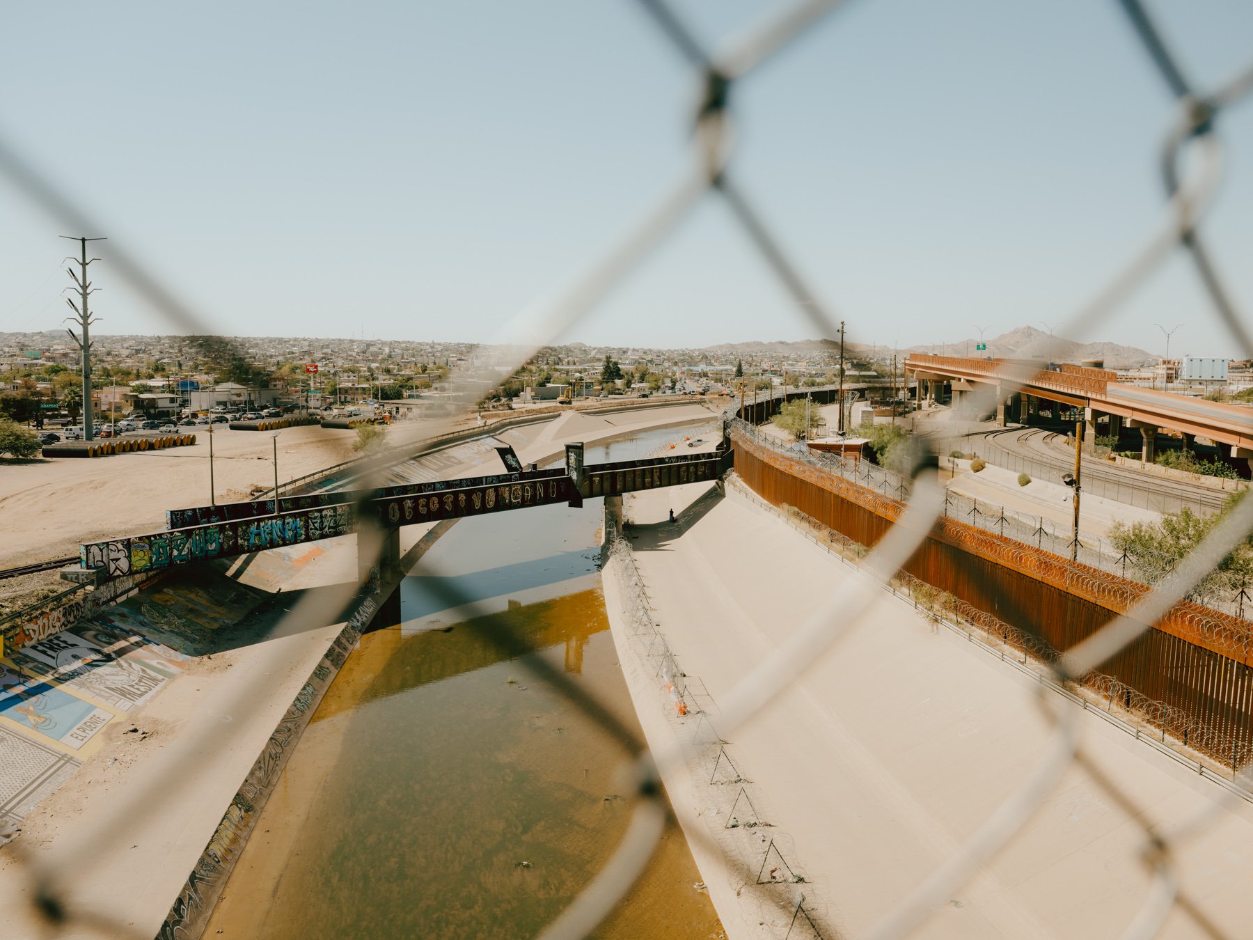 The view from the border bridge between Ciudad Juárez, Mexico, and El Paso, USA, shows two contrasting realities: on the left, Juárez, a city grappling with violence and femicides; on the right, El Paso, known for its safety. The imposing border wal