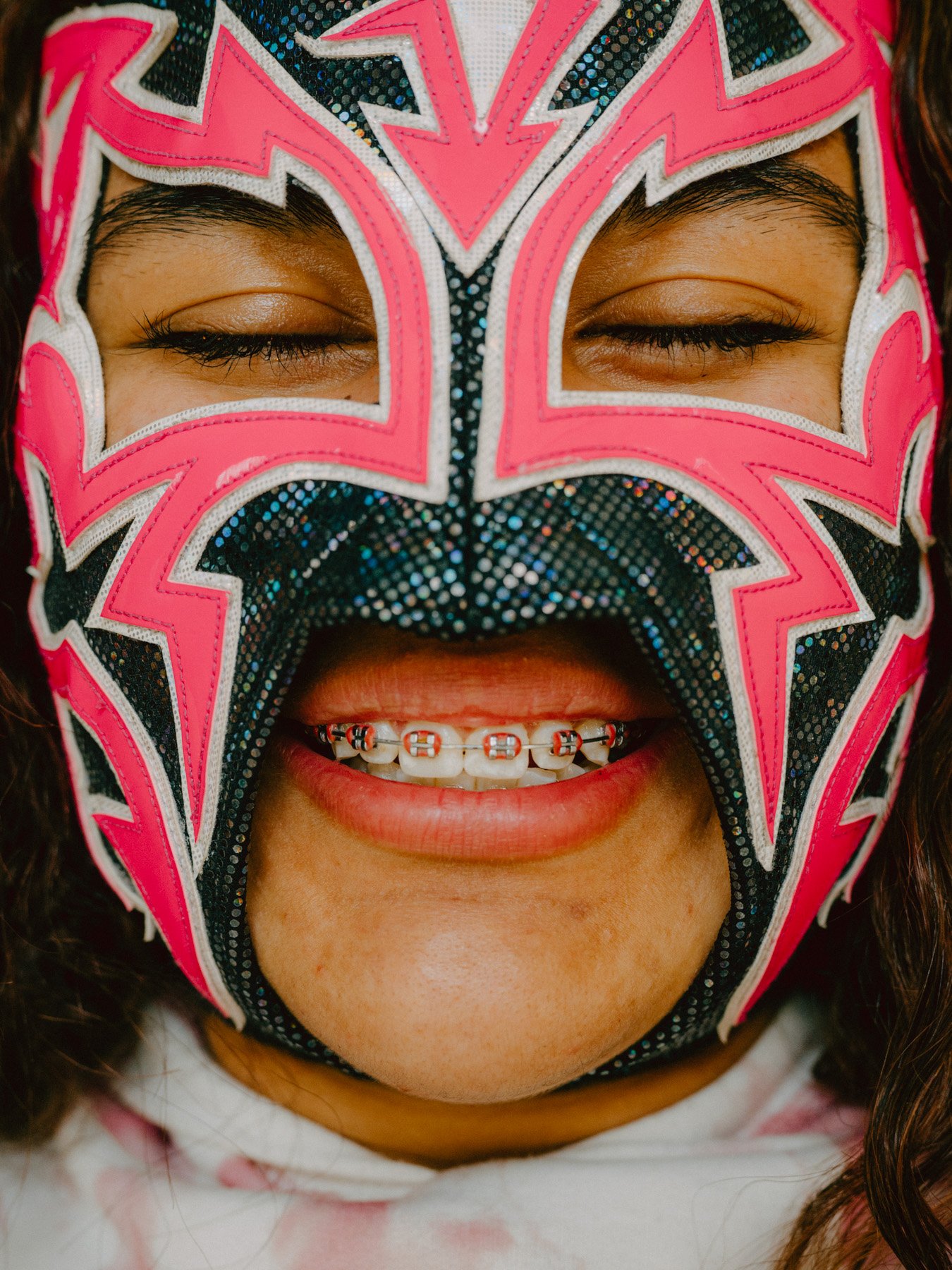 At 15 years old, Sayuri is the youngest wrestler in Ciudad Juárez. The mask gives her a double life; her classmates don’t know she fights in front of thousands on weekends.