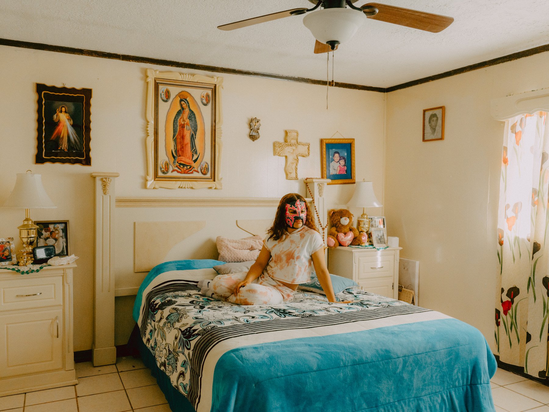 Sayuri (15) sits on her grandmother’s bed in Ciudad Juárez, Mexico. In a city where women rarely leave the house after dark, this family refuge is her safe space. But unlike most girls who stay home for their safety, Sayuri is allowed to go out at n