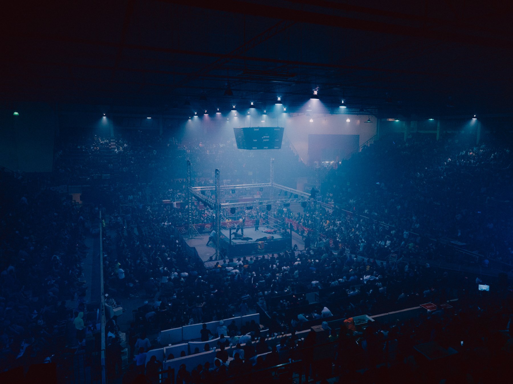 The 'Neri Santos' gymnasium is the most renowned Lucha libre venue in Ciudad Juárez, Mexico. Stepping into the ring here marks a major milestone – the dream of fame feels within reach. But while the spectacle dazzles up to 8,000 spectators, the real