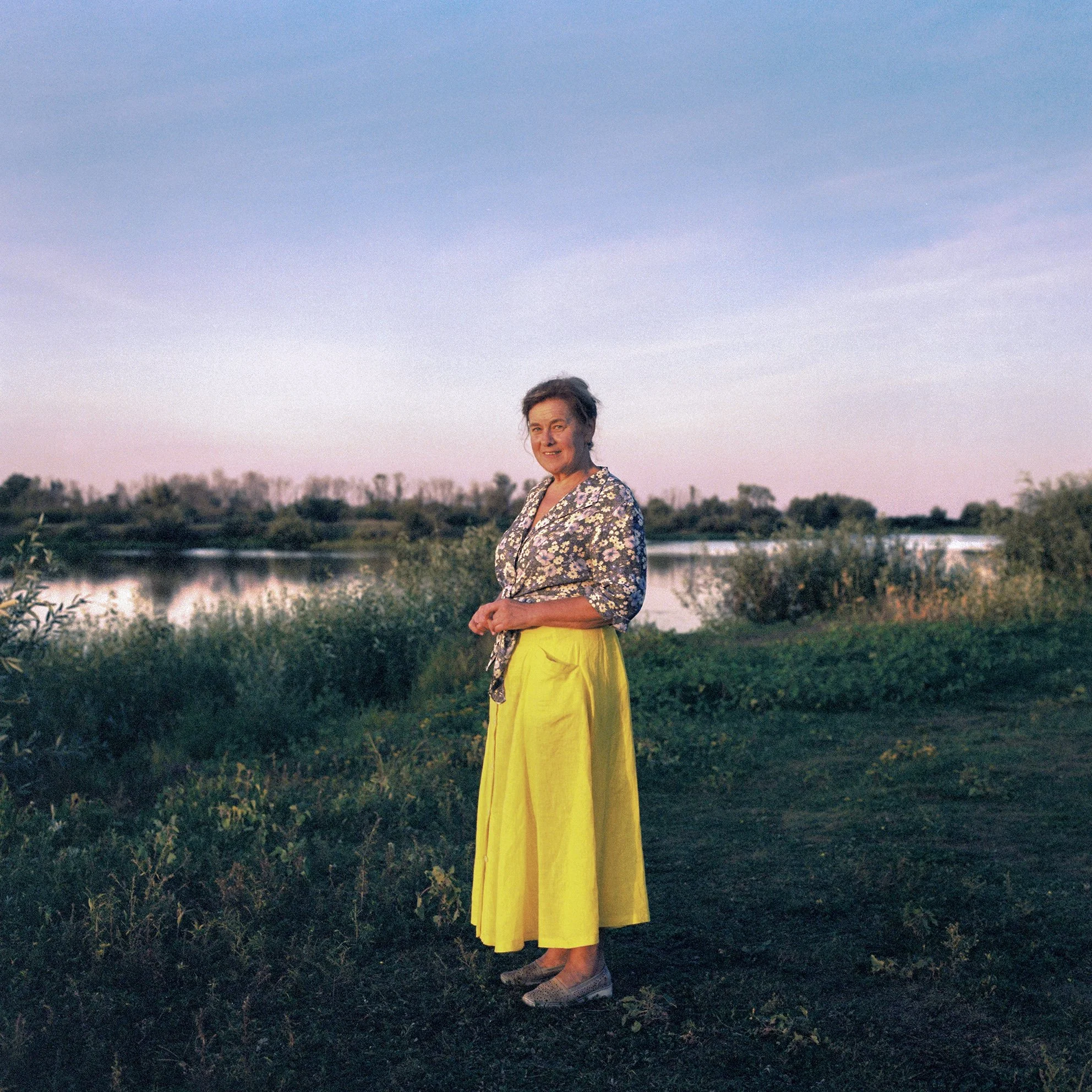  Irina in front of the Pripyat River in Turov, in Polesia, the ancestral homeland of the Belarusian people. "Kind sun, give me your strength," her grandmother used to say, welcoming the sun with open hands. 
