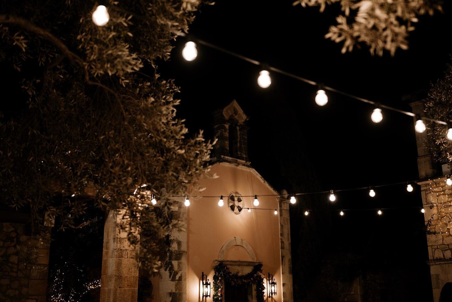 Jasmine &amp; Thomas, Crete 💒

Wedding planning: @nmevents_planner 

Venue: @agrecofarms 

Flowers: @eleni_zempili_floral_studio

Lighting: @rakintzis.events 
&bull;
&bull;
#happycouple #agrecofarms #cretewedding #creteisland #summerwedding #bridean