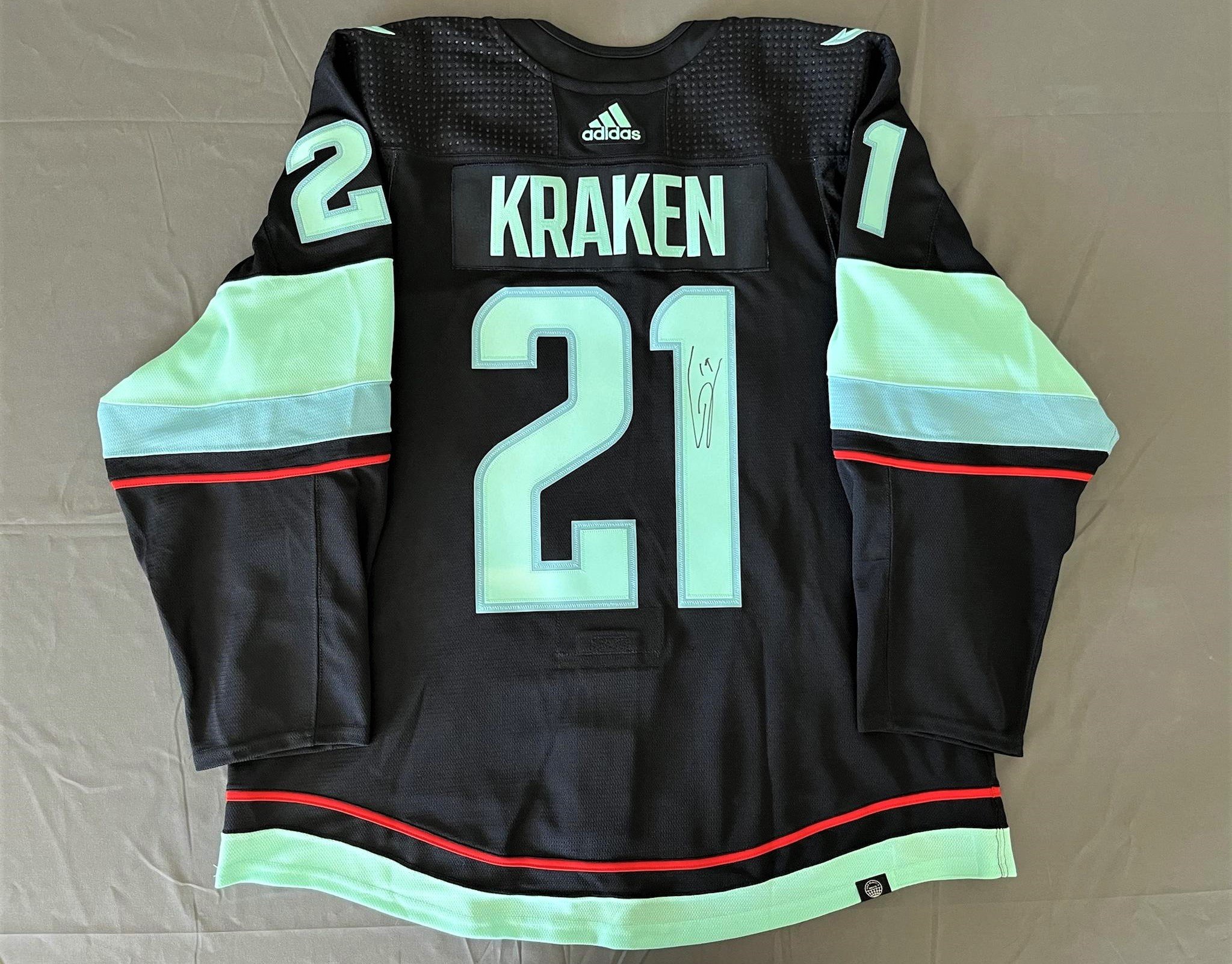 Seattle Kraken Green Night warm up jerseys auction table (game vs Colorado  Avalanche 4/20/22) 