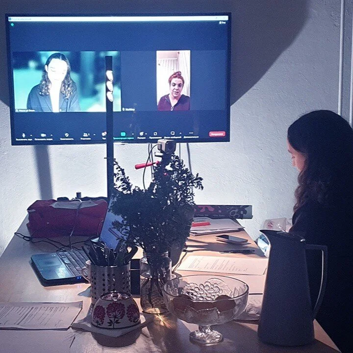 &ldquo;Jeg tror neppe jeg tidligere har opplevd en slik kunstnerisk helomvending&rdquo; - anmeldelse av Eline Bjerkan i respons til Moja p&aring; Tvoja under Barents Spektakel 2023. Et sinnsykt spennende prosjekt &aring; ha f&aring;tt v&aelig;rt med 