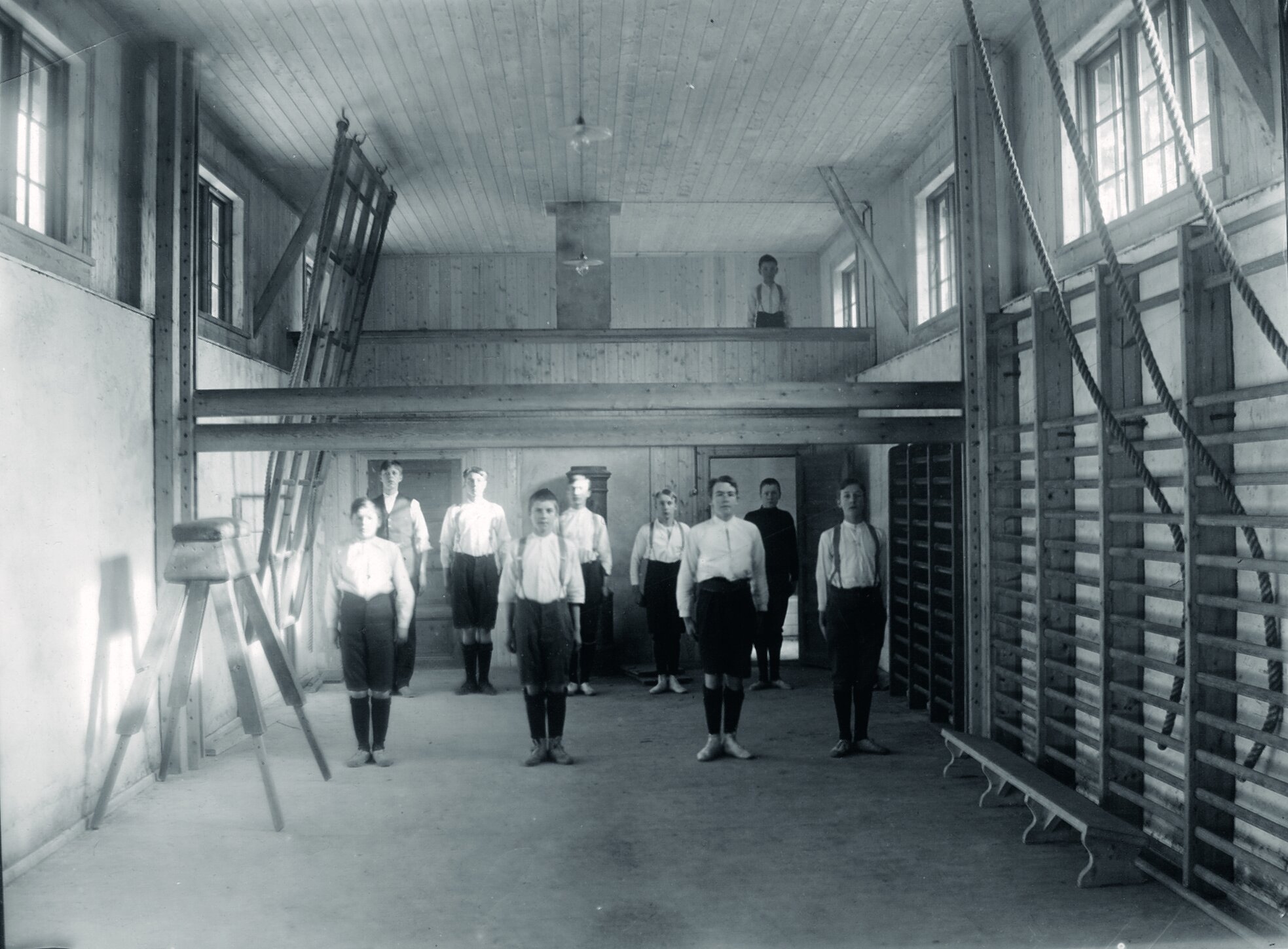 117_Munchs_pensjonatkskole_1913_linjegymnastikk.jpg