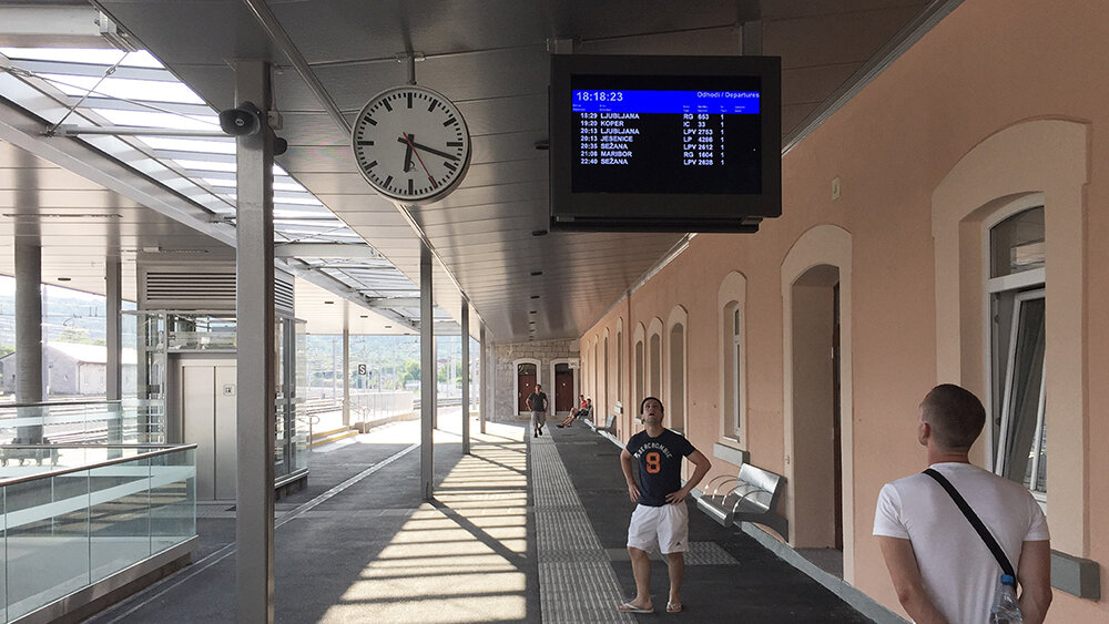 Case-study-imotionFLOW-47-landscape-celing-mount-train-station-outdoor-digital-sign-Divaca-Slovenia-2.jpg