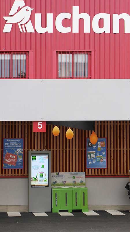 imotion-FLOW-55-outdoor-interactive-digital-kiosk-Auchan-France.jpg