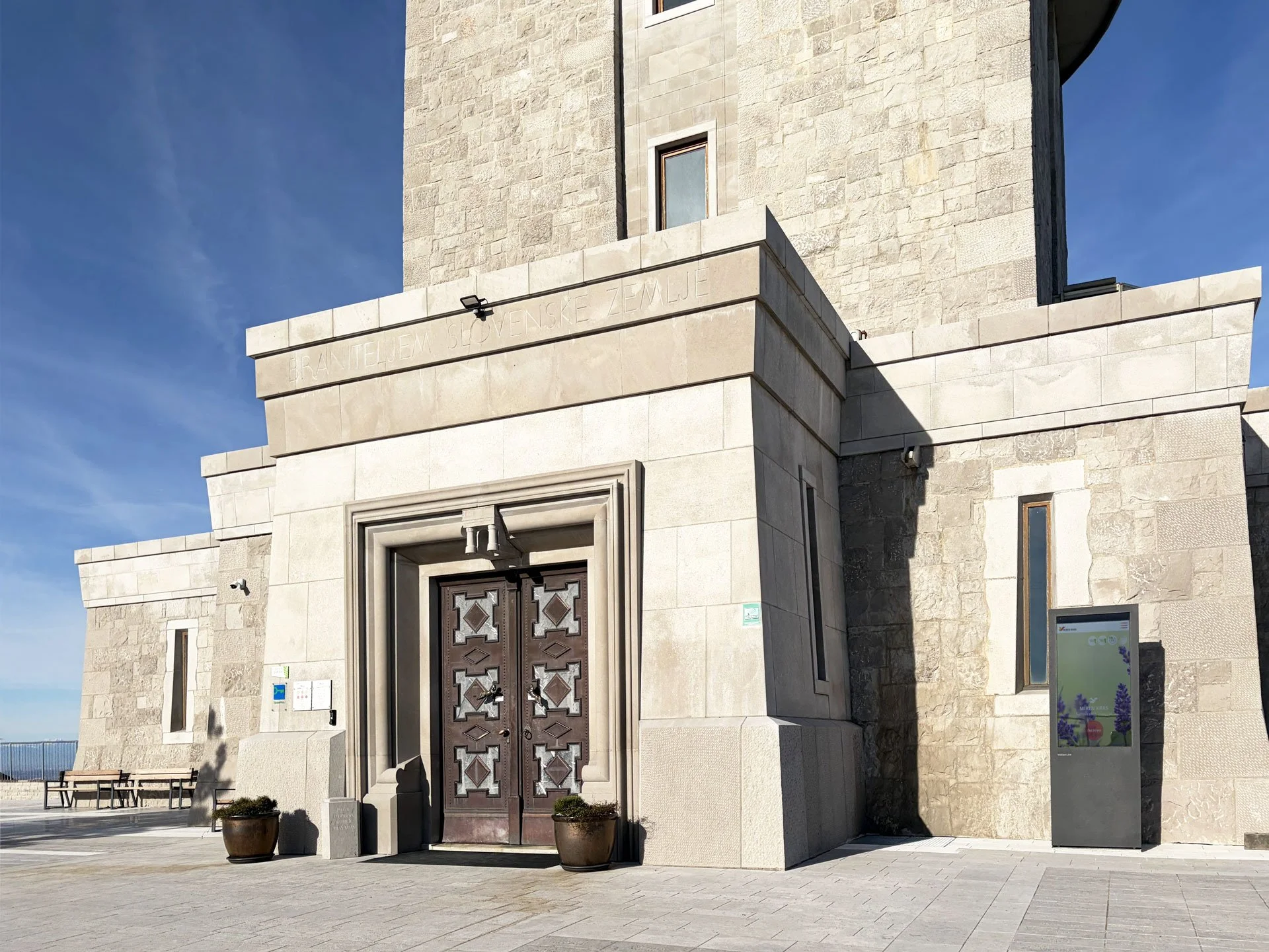 Outdoor Digital Signage for Heritage Sites: Pomnik miru (Peace Monument)