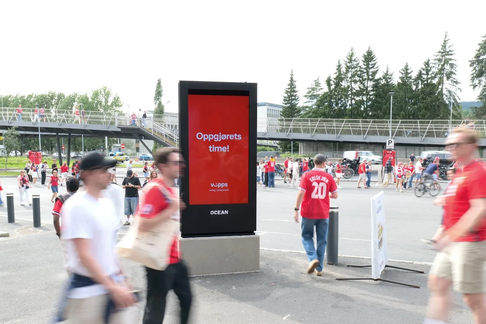 imotion DOOH double-sided digital signage installation