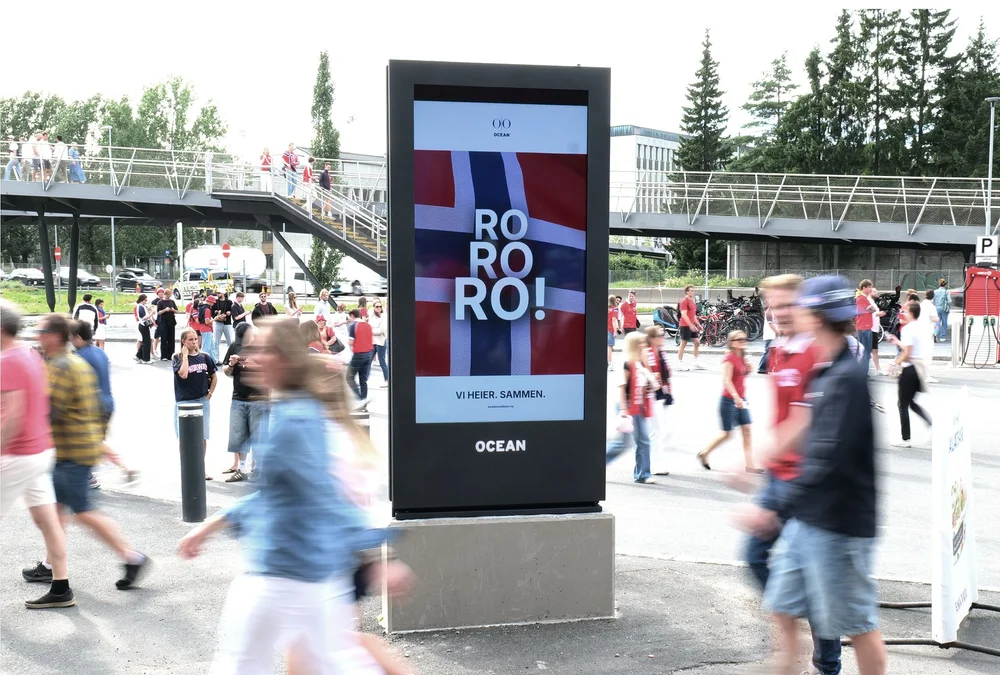 Outdoor imotion DOOH display in a public location