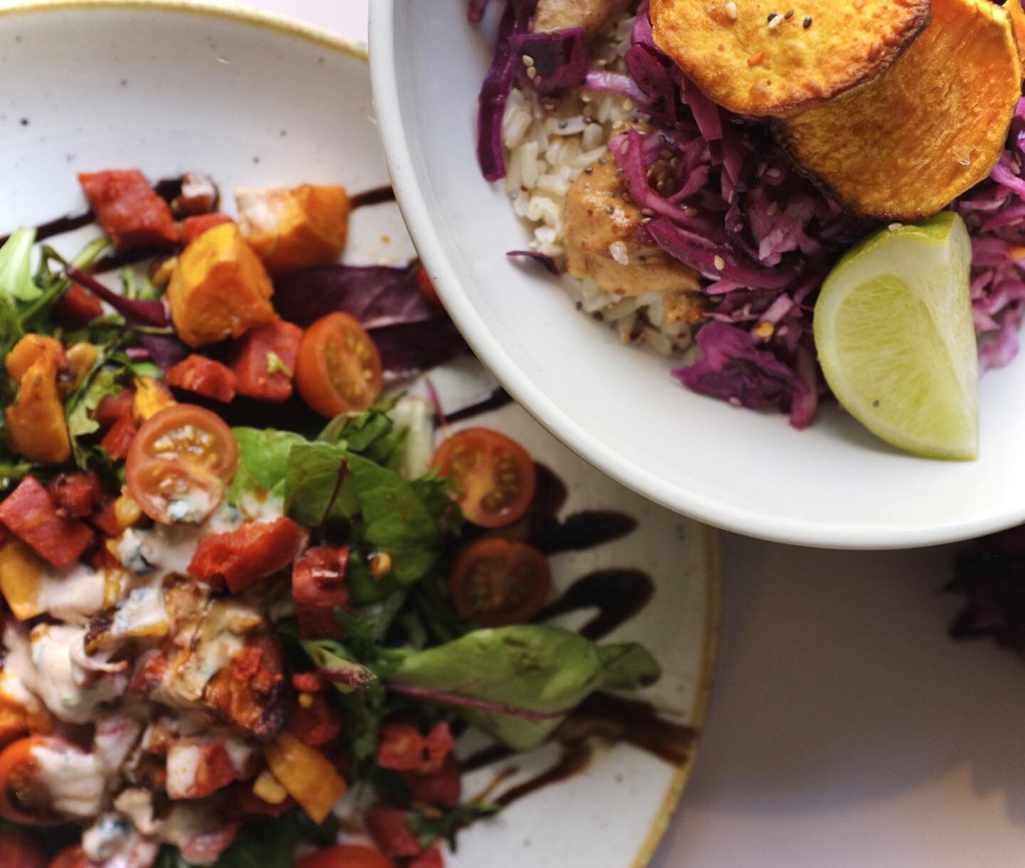 Yummy
Hulala land salad &amp; peanut Chicken bowl (grassmarket) 

#veganedinburgh #edinburghvegan #latte#grassmarket #dessert #hulajuicecafe #brunch #edinburghfoodie #edinburghfoodblogger #edinburghstudent #studentlife #realfood #instafood #juicebar 