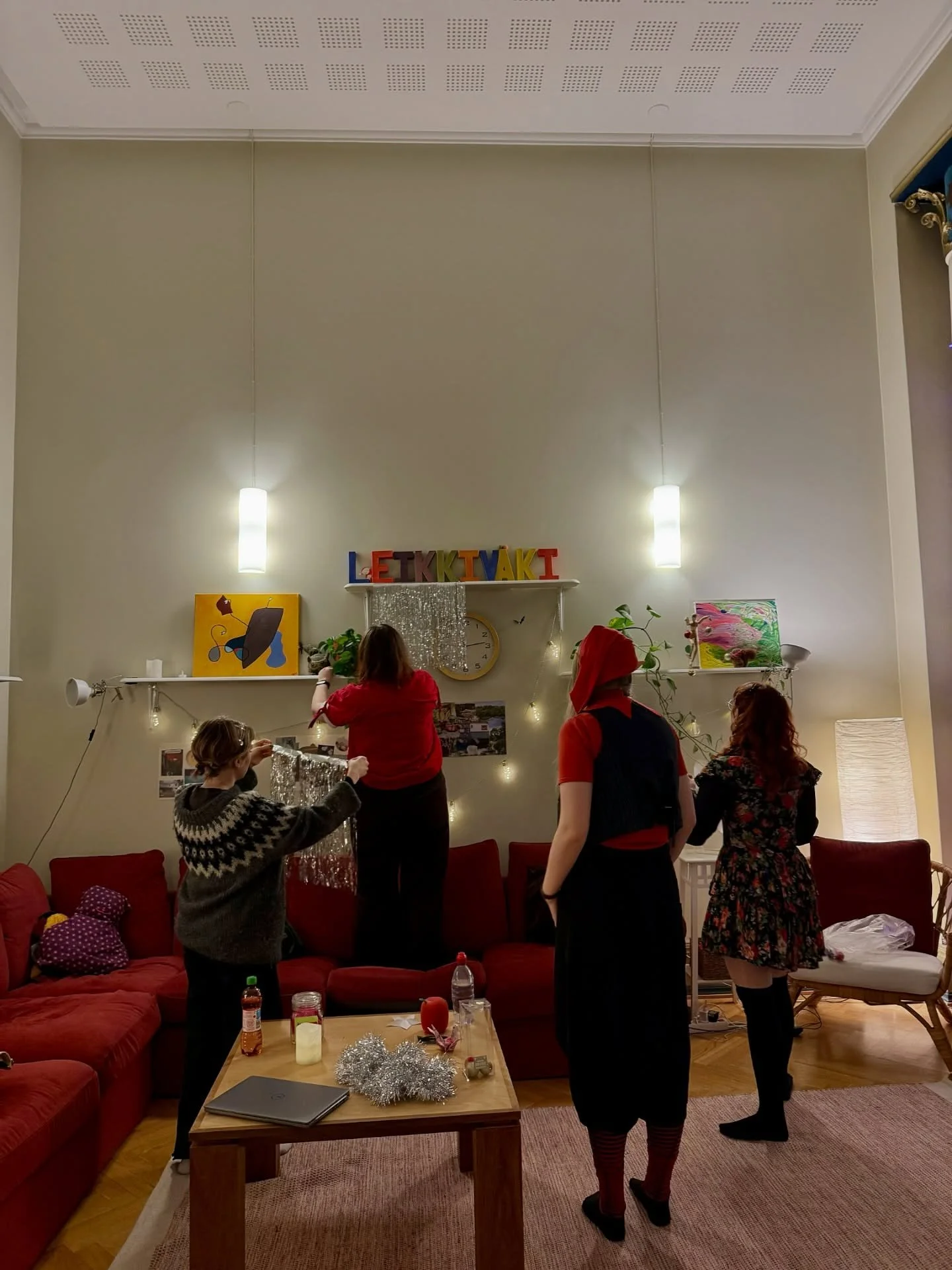Vietimme Leikkiv&auml;en ryhmien kanssa pikkujouluja. ✨

Aloitimme alkumaljoilla ja nautimme jouluherkuista, jotka k&auml;vij&auml;t olivat itse leiponeet &ndash; p&ouml;yt&auml; notkui ja tunnelma oli l&auml;mmin.

Ohjelmassa oli my&ouml;s tonttujah
