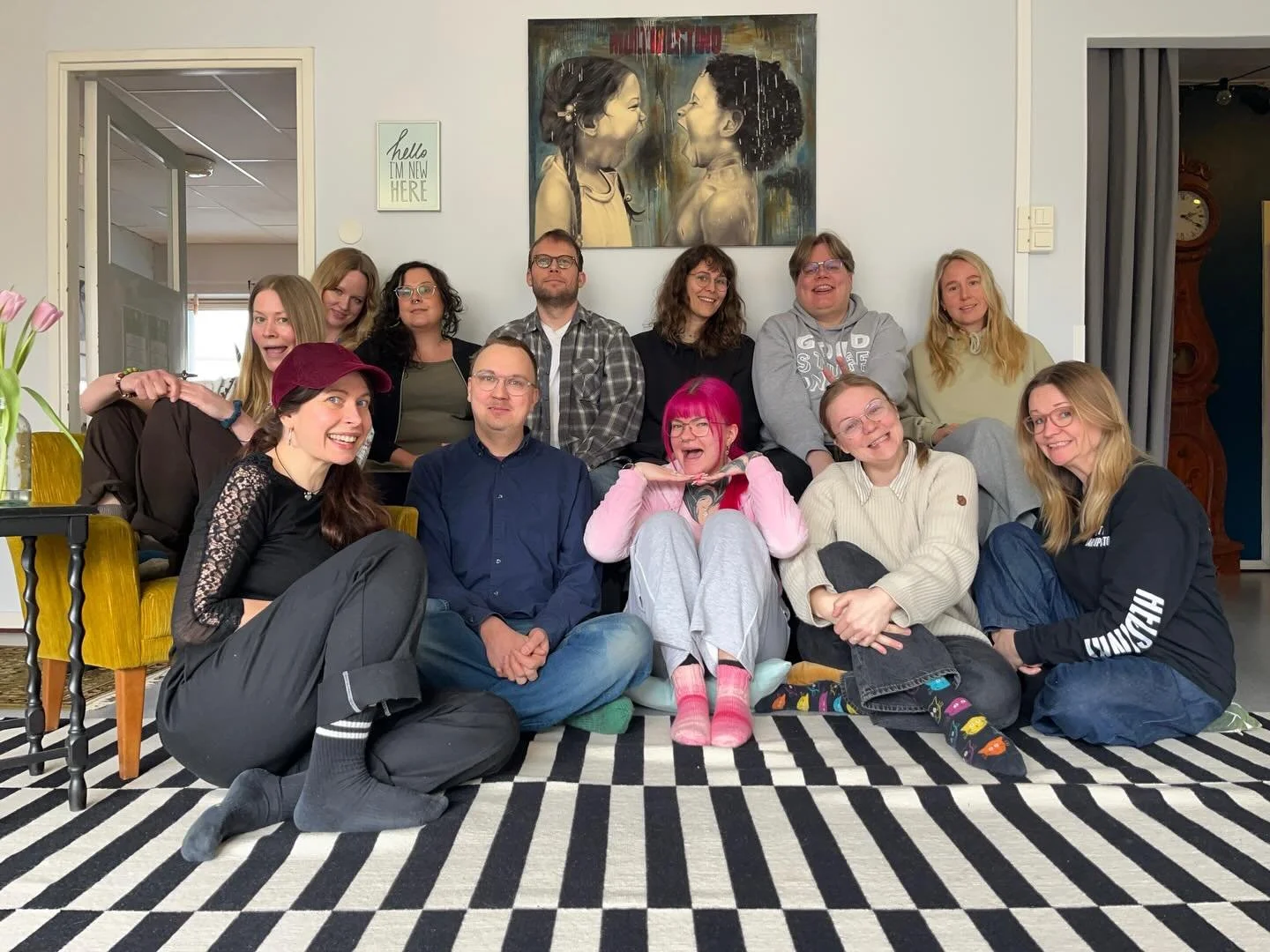 T&auml;ss&auml; me nyt ollaan: Kohtauksen crew, tiimi ja henksu 🫶🏽 (plus kolme kuvasta puuttuvaa tyyppi&auml;).

Olemme viett&auml;neet aamup&auml;iv&auml;n p&auml;&auml;t sauhuten pohtien, mill&auml; nimell&auml; kutsumme jatkossa Leikkiv&auml;en 