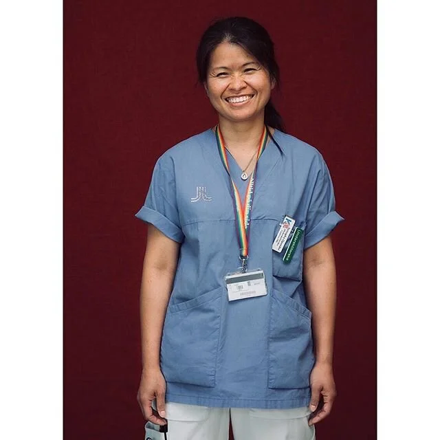 Sirinipha Opander, arbetar som undersköterska på Karolinska Sjukhuset i Solna. #sverigegårsamman #icoronatider #coronavirus #corona #covid19 #photography #art #konst #fotografi #porträtt #portrait #portraitphotography