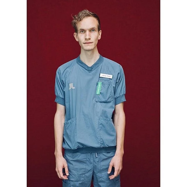 Johan T&auml;ng, &auml;r l&auml;karstudent men arbetar nu som undersk&ouml;terska på Karolinska Sjukhuset i Solna. #sverigegårsamman #icoronatider #coronavirus #corona #covid19 #photography #art #konst #fotografi #porträtt #portrait #portraitphoto