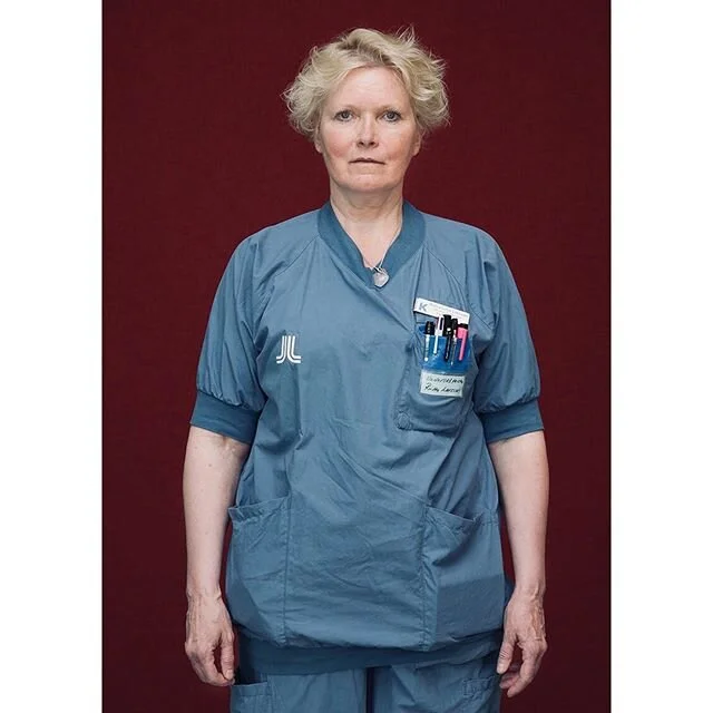 Riitta-Liisa Larsson, arbetar som undersköterska på Karolinska Sjukhuset i Solna. #sverigegårsamman #icoronatider #coronavirus #corona #covid19 #photography #art #konst #fotografi #porträtt #portrait #portraitphotography