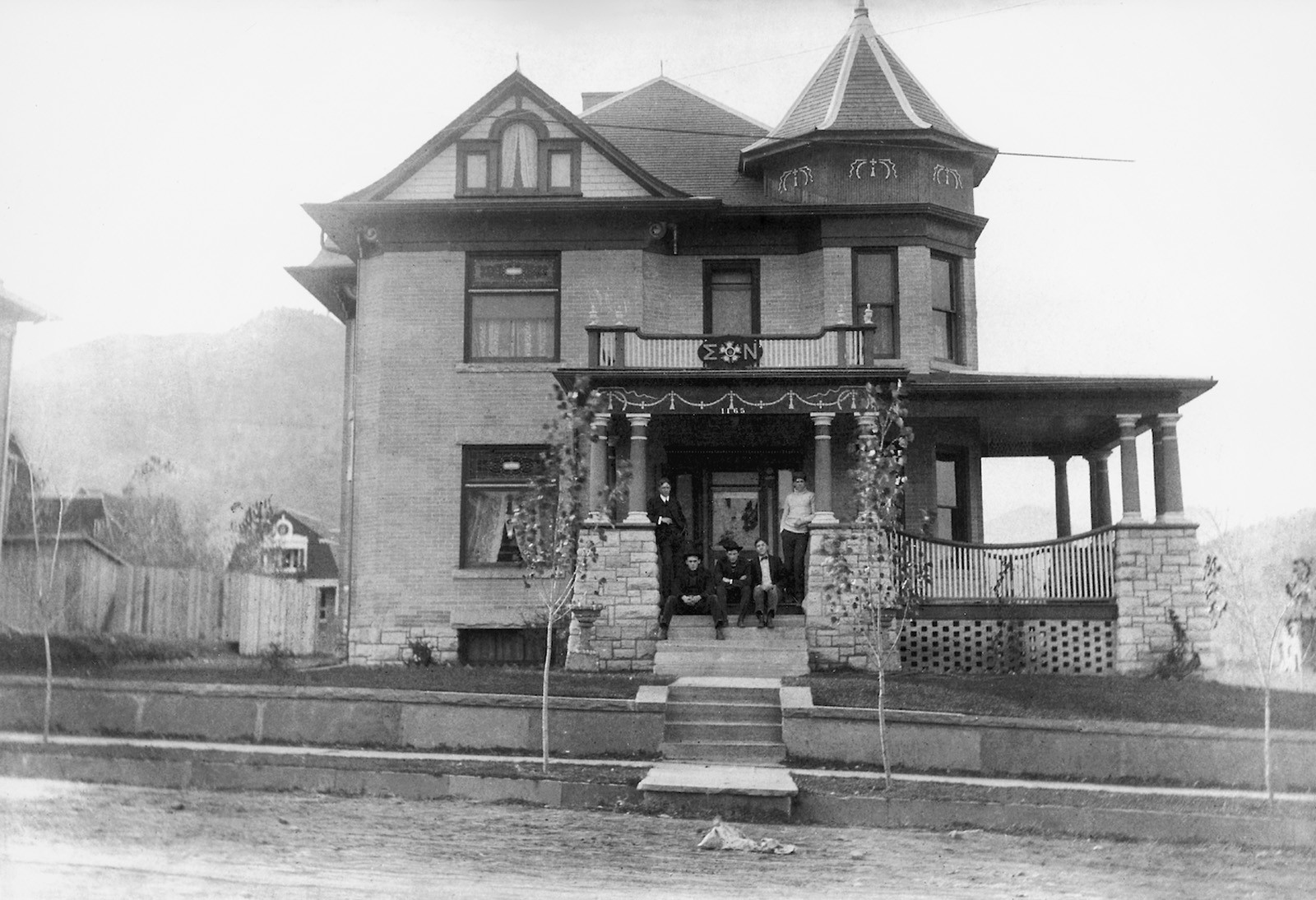 Black and white photo of Sigma Nu in the 1900s before becoming The Sink on the hill in boulder