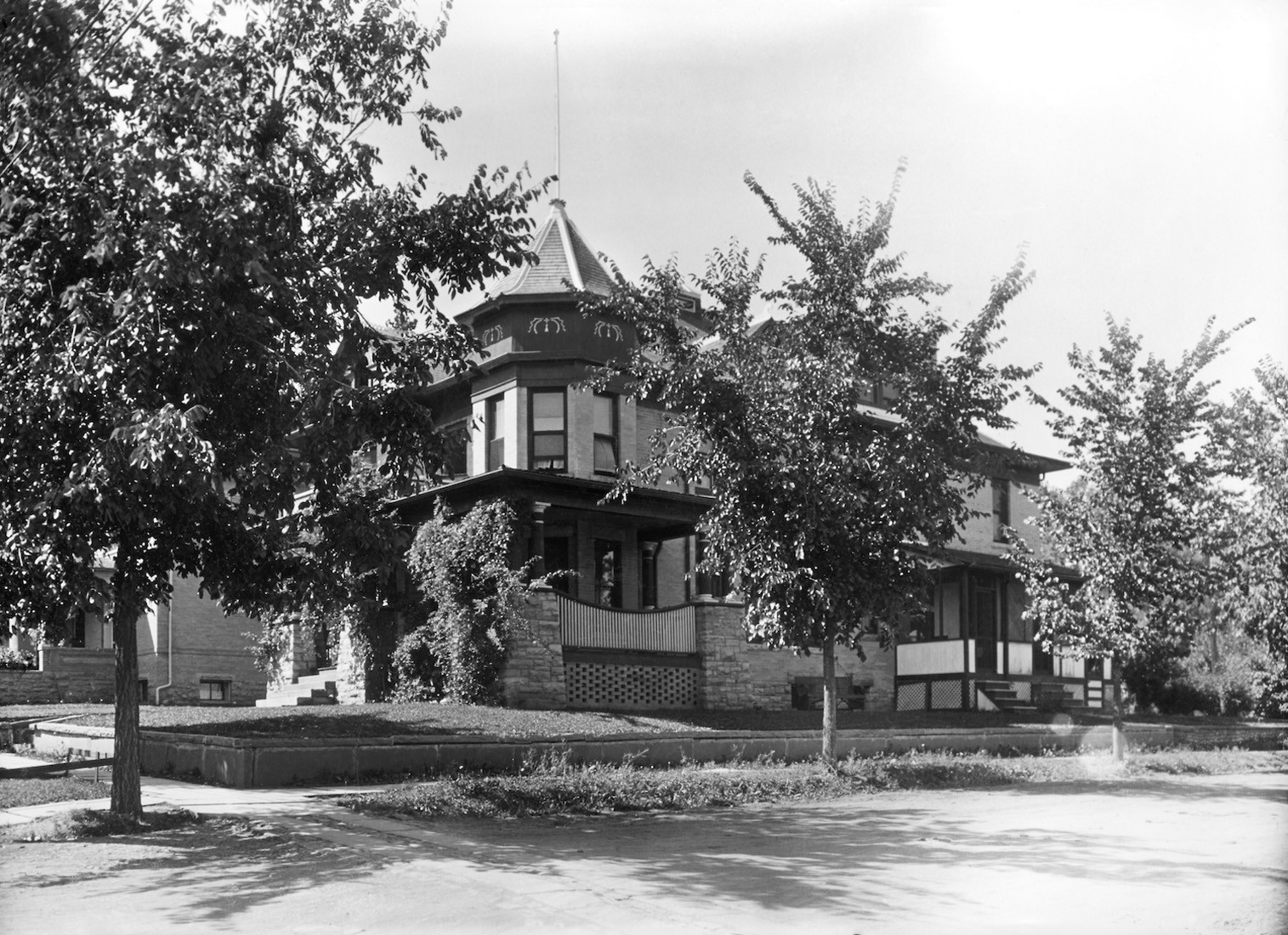 Black and white photo of the original building in 1900s before becoming The Sink