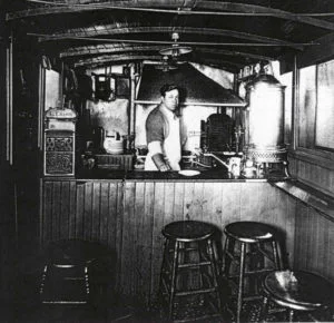 Louis_Lassen_Louis_Lunch_wagon_1907-1916-300x290.jpg