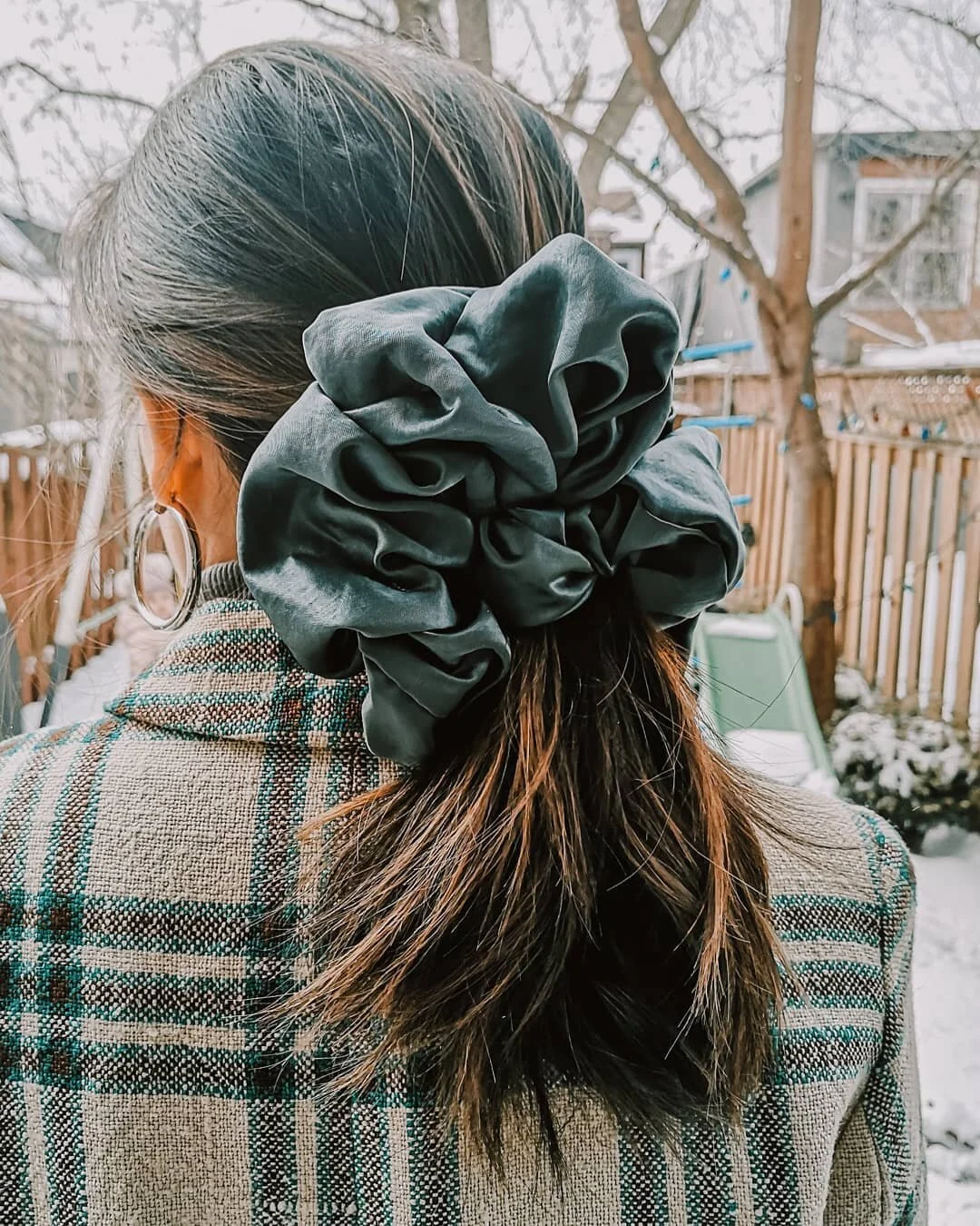 Out here, wearing a big ass scrunchie 🤪 and some hoops.  Dressed up today, no big deal.

So I made these oversized scrunchies for one reason, to use up the offcuts I had from the garments I've made.  I have big pieces leftover, big enough to not tos