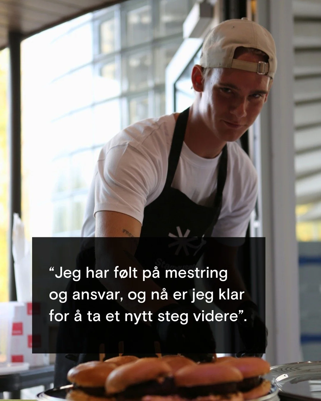 Casper har v&aelig;rt ansatt hos Stamhuset i ulike roller siden 2023. Fra &aring; starte som deltaker har han vokst inn i rollen som mentor, hvor han i dag har ansvar for &aring; l&aelig;re opp nye unge i b&aring;de fag og rutiner. 

Han har bist&ari