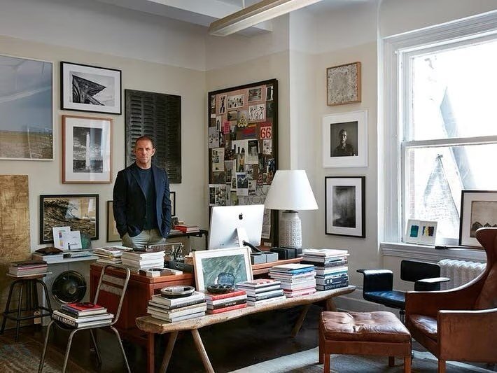 We&rsquo;ve been swooning over the home office of @robertstilin this weekend - look at all those books 🤎 what makes your workspace the most productive? 

#office #homeoffice #workspace #wfh #interiors #agencylife #worklifebalance