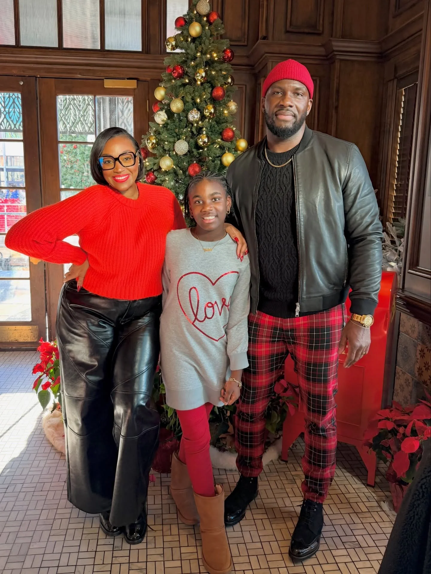 From my Family to yours&hellip; 
Happy Holidays y&rsquo;all! 🎁✨ #ThemWilliams