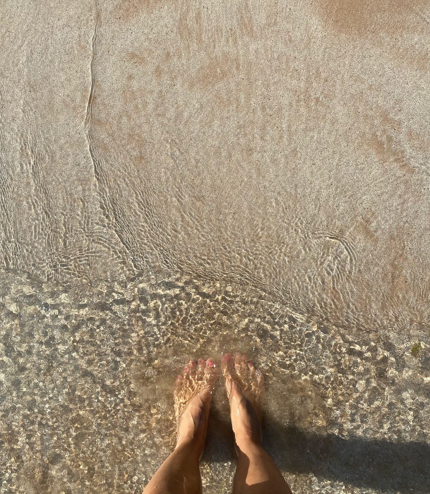 Hello ✨ Happy Summer holidays! Just popping over here to say that my work days are reducing a little over the summer but the days I am in will be longer so afternoon and some early evening appointments are available. Book soon as the slots are fillin